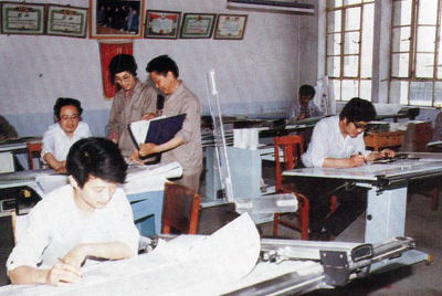 從1984年第一季度到抓管理上登記全面提高企業(yè)素質(zhì)驗(yàn)收前,采取分線檢查、總結(jié)成績(jī)、找出差距、提出措施、限期整改的方法,使各項(xiàng)工作在整頓中鞏固提高,在鞏固提高中進(jìn)行再整頓,再提高。