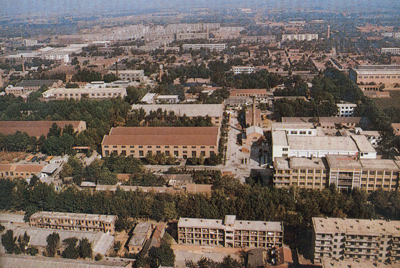 推土機(jī)總廠本部廠區(qū)。山東推土機(jī)總廠建立時(shí),固定資產(chǎn)原值為2569萬(wàn)元,占地面積為517538平方米,建筑面積為170861平方米。