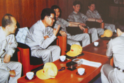 為了學(xué)習(xí)外國(guó)先進(jìn)技術(shù)和管理方法,前往引進(jìn)技術(shù)與設(shè)備的國(guó)家進(jìn)行實(shí)地考察。薛仲光廠長(zhǎng)在日本。