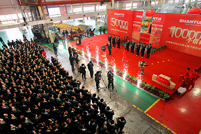 推土機(jī)事業(yè)部總裝工廠隆重舉行推土機(jī)第50000臺(tái)下線慶典儀式。這一激動(dòng)人心的歷史時(shí)刻標(biāo)志著50000臺(tái)不僅僅是一個(gè)數(shù)量的積累,更是山推管理水平、生產(chǎn)規(guī)模、制造技術(shù)、研發(fā)能力、銷售能力等綜合能力的體現(xiàn),標(biāo)志著山推推土機(jī)產(chǎn)業(yè)整體實(shí)力進(jìn)一步增強(qiáng),是從量變到質(zhì)變的飛躍。