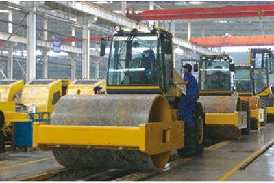2002年2月,由履帶廠開(kāi)發(fā)研制的YZ18液壓振動(dòng)壓路機(jī),順利下線。