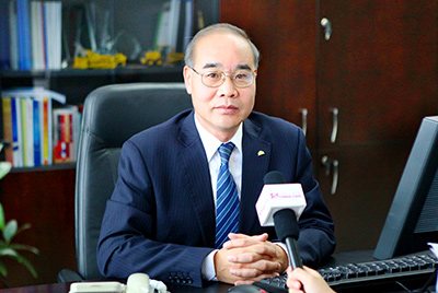 張秀文董事長(zhǎng)在接受中國(guó)山東網(wǎng)專題采訪時(shí),就公司踐行“厚道魯商”倡樹(shù)行動(dòng)進(jìn)行回答,介紹了山推把“仁義、誠(chéng)信、厚道”的文化精髓融入到生產(chǎn)經(jīng)營(yíng)的全過(guò)程的典型做法和“誠(chéng)敬做產(chǎn)品,誠(chéng)信做企業(yè)”的經(jīng)營(yíng)理念,在工程機(jī)械行業(yè)樹(shù)立起了“厚德堅(jiān)韌”的山東國(guó)企形象