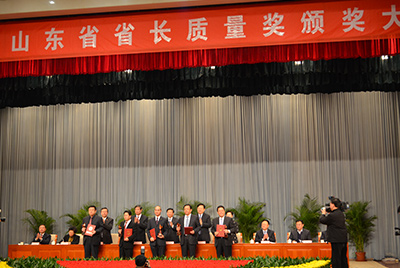 1月11日,山東省第三屆省長(zhǎng)質(zhì)量獎(jiǎng)表彰大會(huì)在山東省政府禮堂召開(kāi)。
