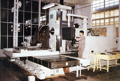 BPN-13B(R4)數(shù)控臥式加工中心。廠房擴(kuò)建加大,設(shè)備填平補(bǔ)齊,增加精、大、稀設(shè)備,新上生產(chǎn)線,提高企業(yè)裝備素質(zhì),使山推廠成為名副其實(shí)的大馬力推土機(jī)生產(chǎn)廠。