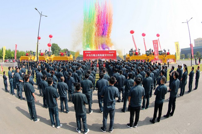 5月17日,山推向中煤平朔集團(tuán)一次性交付六臺(tái)中國(guó)最大馬力推土機(jī)。